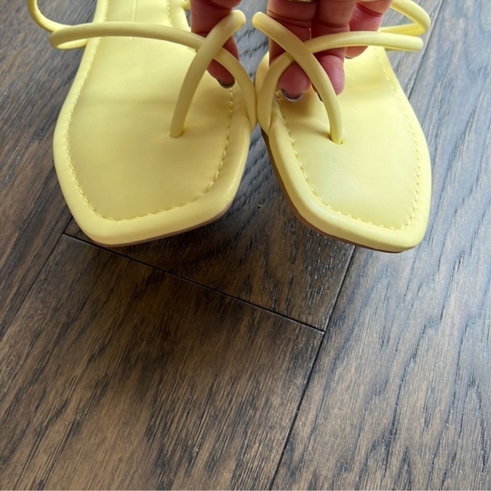 DOLCE VITA Leanna Strappy Slip On Sandal Butter Yellow Sz 9 NWOT - Picture 2 of 5